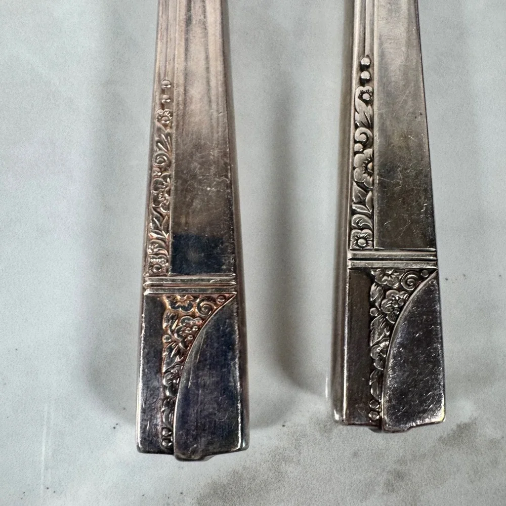 Set‎ of 2 Oneida Nobility Plate Silver Plated Dinner Knives Caprice